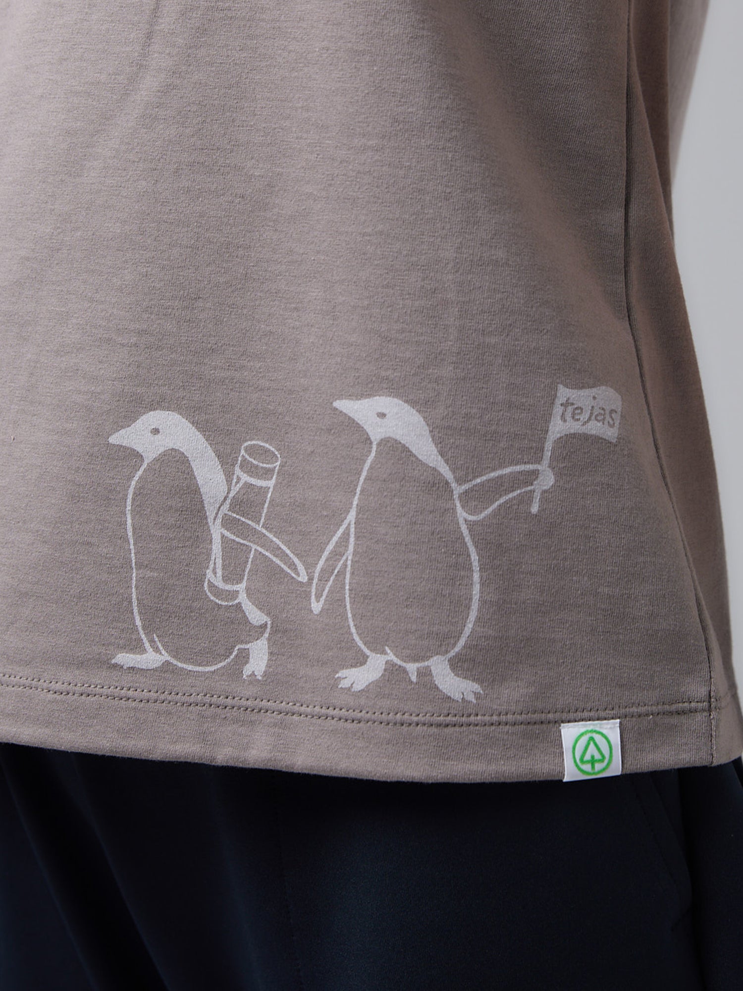 [tejas] テージャス Tシャツ（penguin）テジャス レディース ヨガウェア 半袖 カットソー プリント 23FW TL232130-Puravida! プラヴィダ　ヨガ ピラティス フィットネスショップ