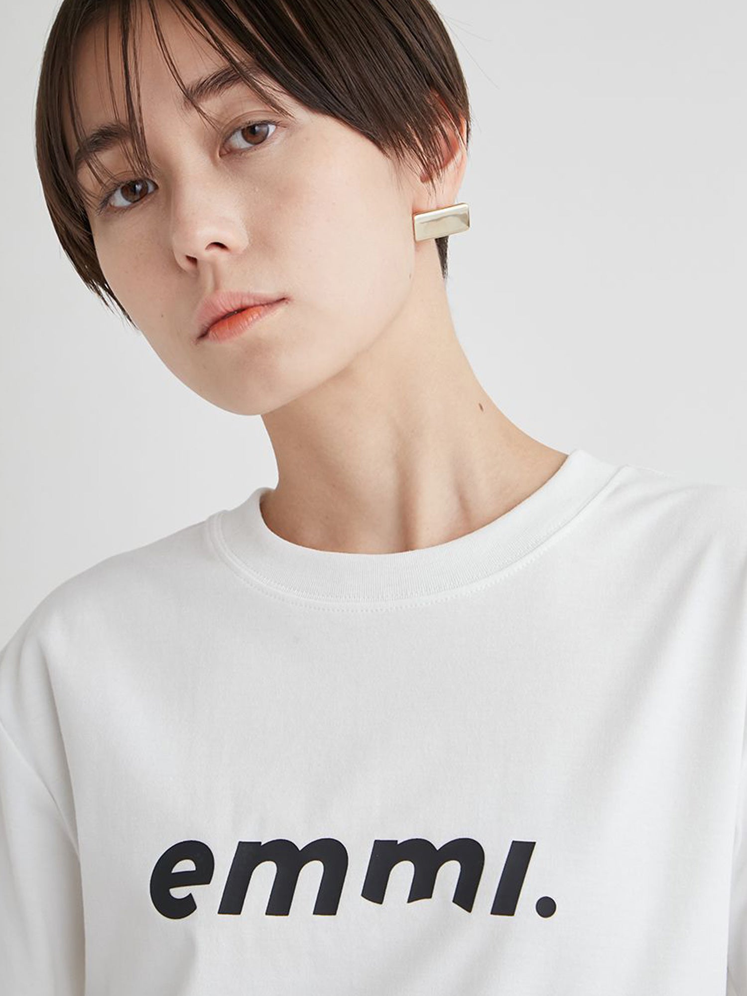 [emmi] ECOemmiロゴT-shirts エミ レディース スポーツウェア Tシャツ 半袖 サスティナブル / 24SS 13WCT244012-Puravida! プラヴィダ　ヨガ ピラティス フィットネスショップ