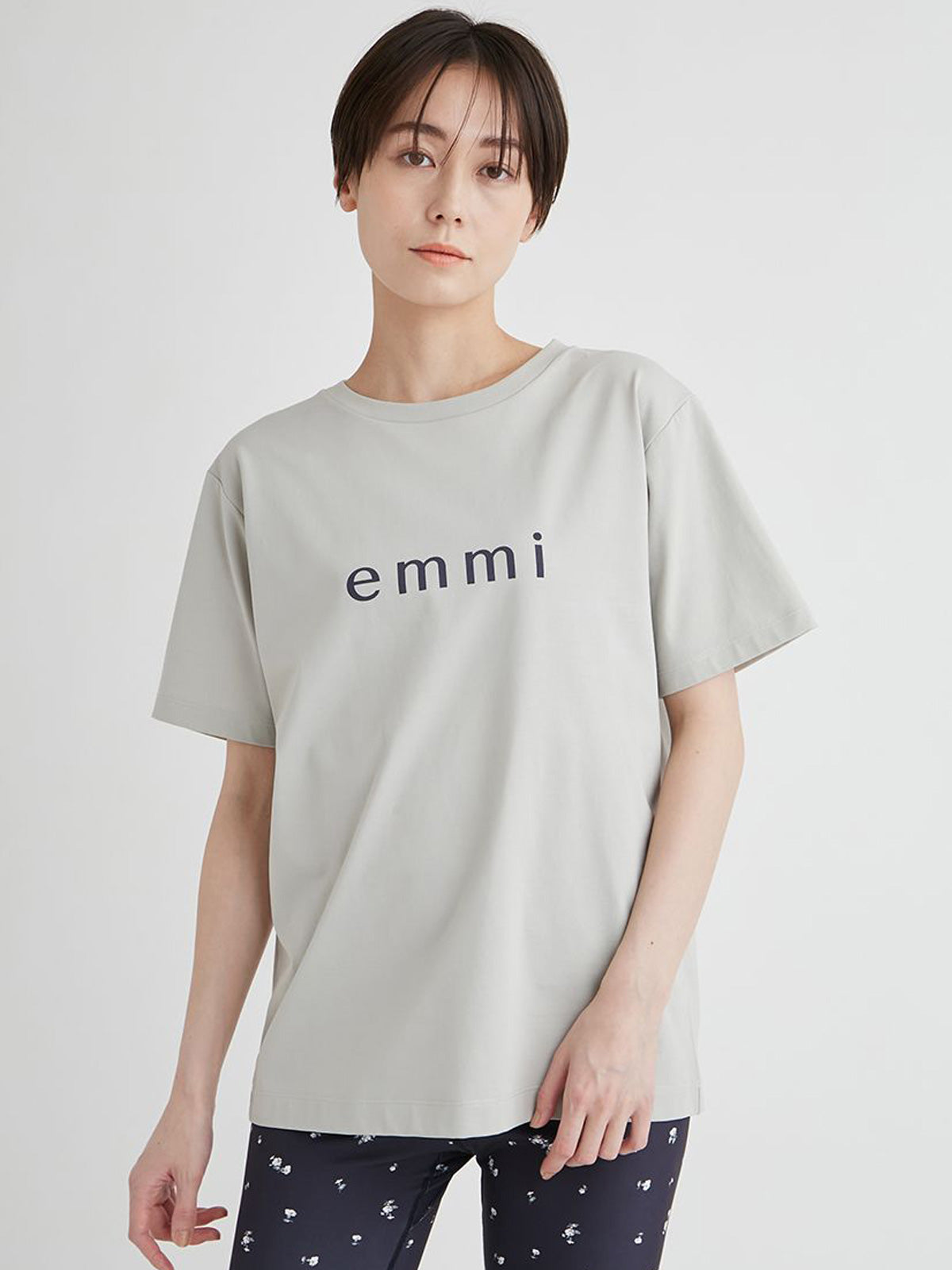 [emmi] emmi ロゴ バックシャン Tシャツ エミ レディース スポーツウェア ヨガウェア 半袖 サスティナブル / 24SS 13WCT242057-Puravida! プラヴィダ　ヨガ ピラティス フィットネスショップ