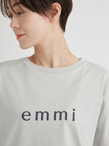 [emmi] emmi ロゴ バックシャン Tシャツ エミ レディース スポーツウェア ヨガウェア 半袖 サスティナブル / 24SS 13WCT242057-Puravida! プラヴィダ　ヨガ ピラティス フィットネスショップ