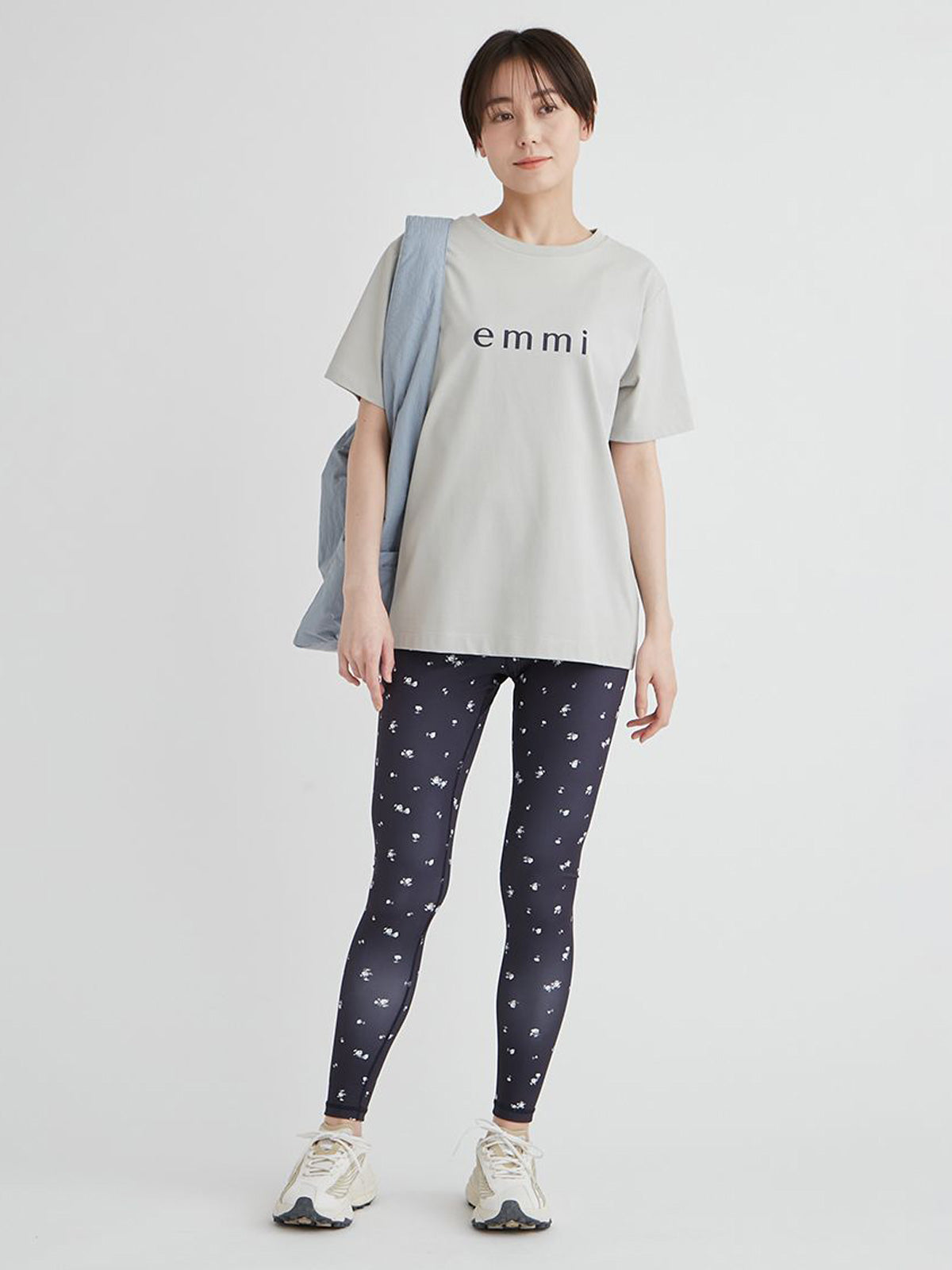 [emmi] emmi ロゴ バックシャン Tシャツ エミ レディース スポーツウェア ヨガウェア 半袖 サスティナブル / 24SS 13WCT242057-Puravida! プラヴィダ　ヨガ ピラティス フィットネスショップ