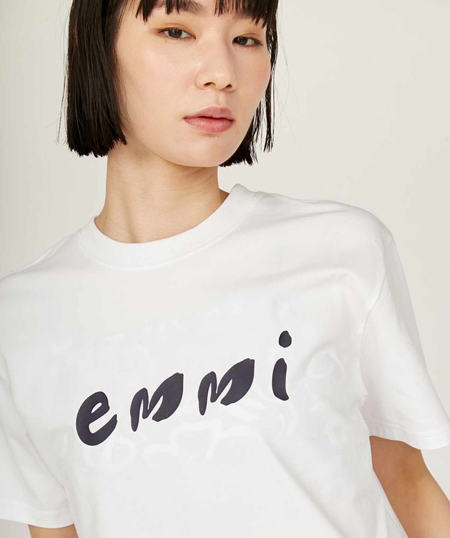 [emmi WELLNESS &amp;TRAINING] ペイントemmiロゴシャツ エミ レディース スポーツウェア Tシャツ 半袖 接触冷感 / 25SS 13WCT252050