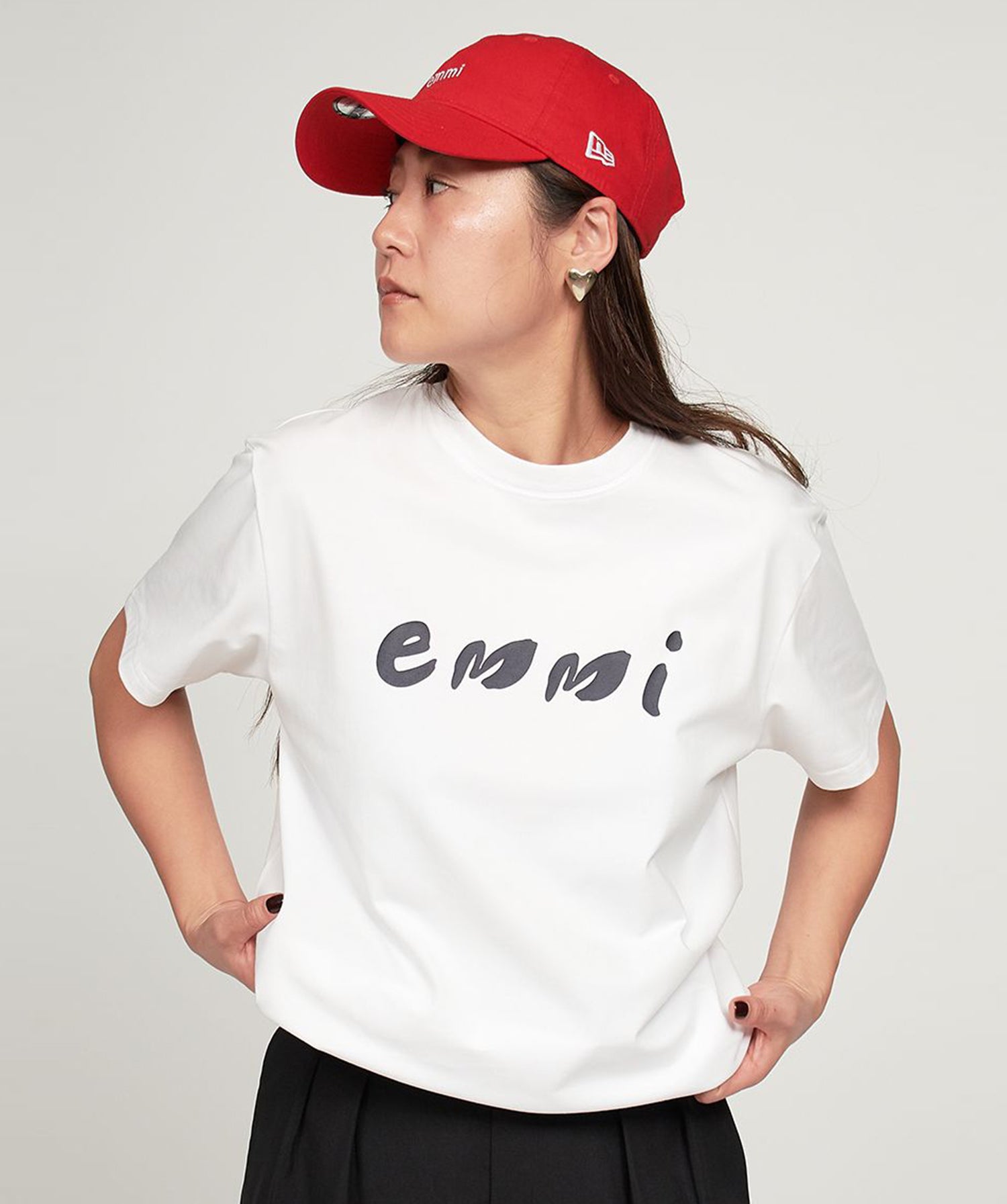 [emmi WELLNESS &amp;TRAINING] ペイントemmiロゴシャツ エミ レディース スポーツウェア Tシャツ 半袖 接触冷感 / 25SS 13WCT252050