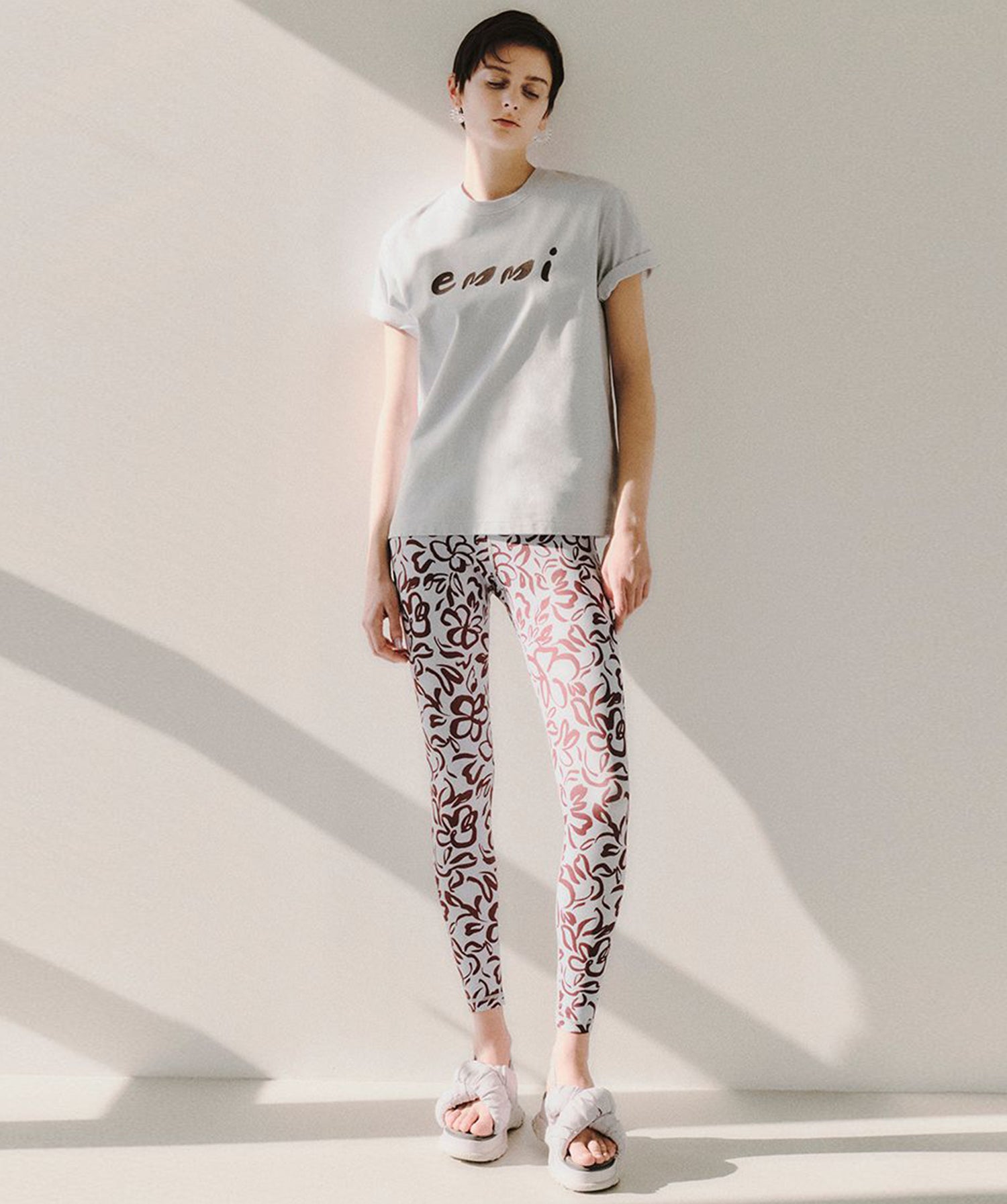 [emmi WELLNESS &amp;TRAINING] ペイントemmiロゴシャツ エミ レディース スポーツウェア Tシャツ 半袖 接触冷感 / 25SS 13WCT252050