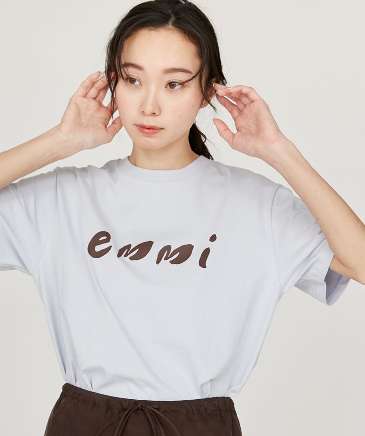 [emmi WELLNESS &amp;TRAINING] ペイントemmiロゴシャツ エミ レディース スポーツウェア Tシャツ 半袖 接触冷感 / 25SS 13WCT252050