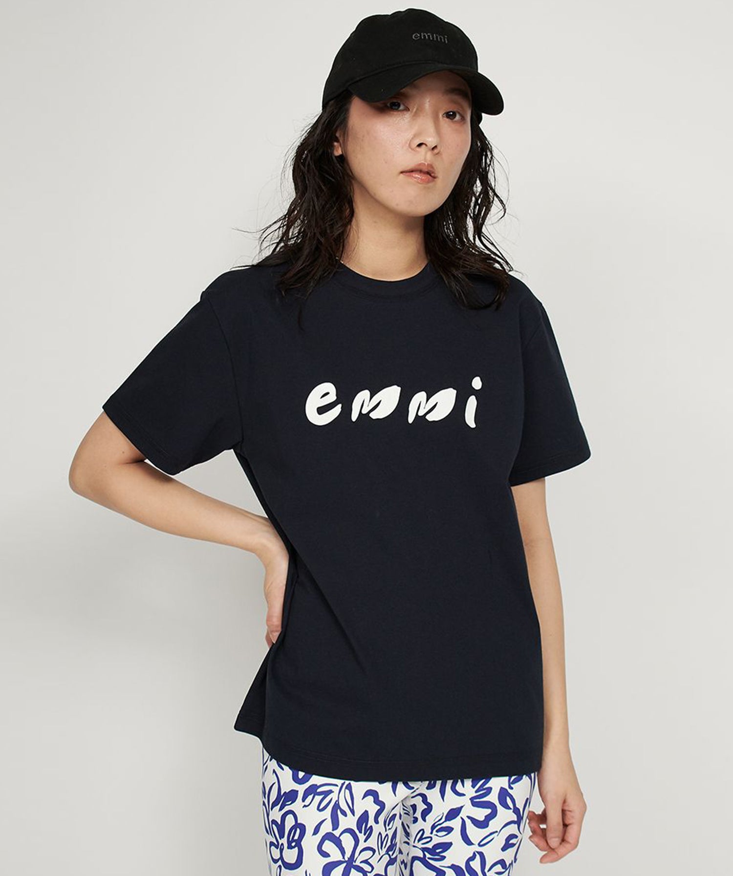 [emmi WELLNESS &amp;TRAINING] ペイントemmiロゴシャツ エミ レディース スポーツウェア Tシャツ 半袖 接触冷感 / 25SS 13WCT252050