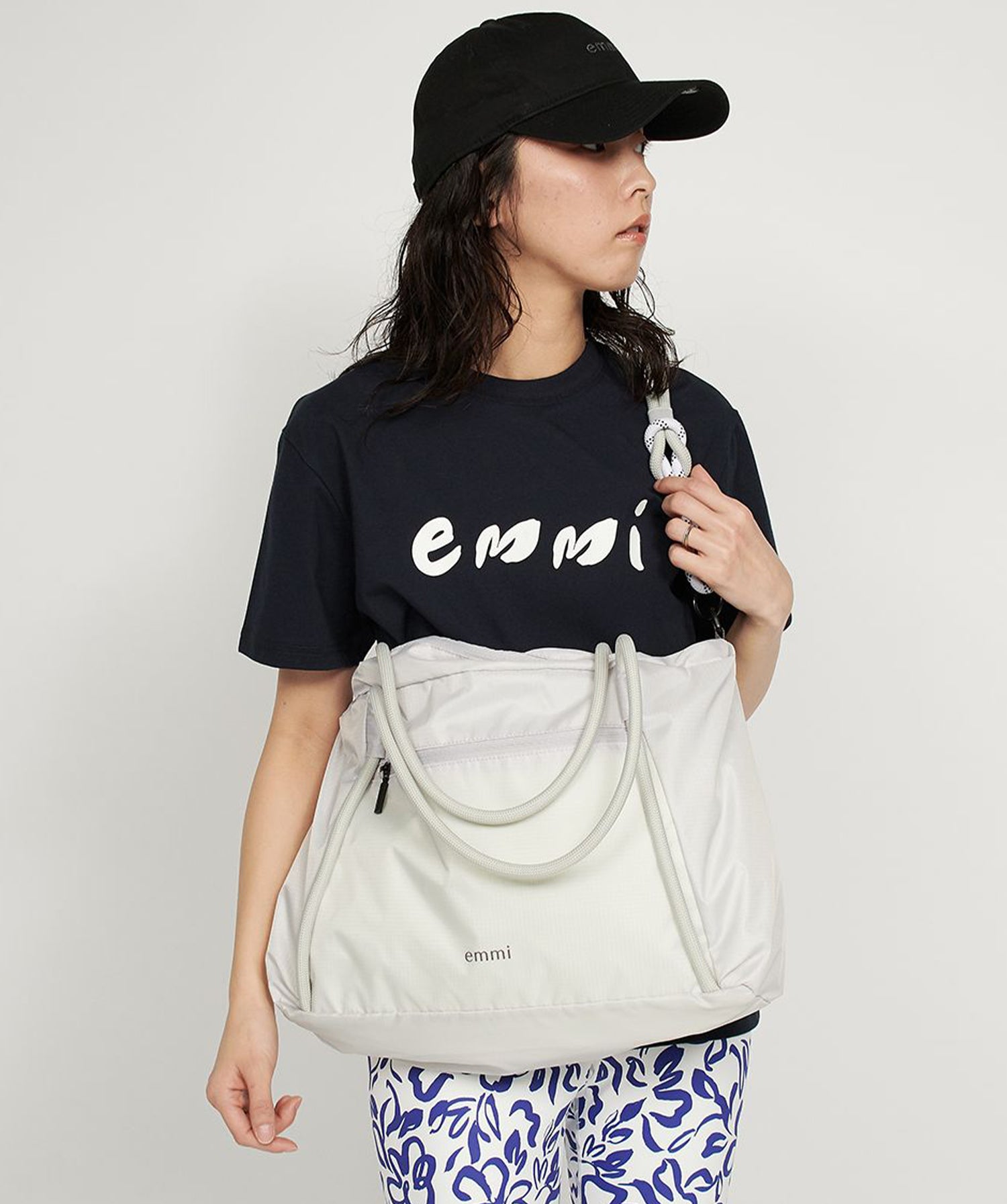 [emmi WELLNESS &amp;TRAINING] ペイントemmiロゴシャツ エミ レディース スポーツウェア Tシャツ 半袖 接触冷感 / 25SS 13WCT252050