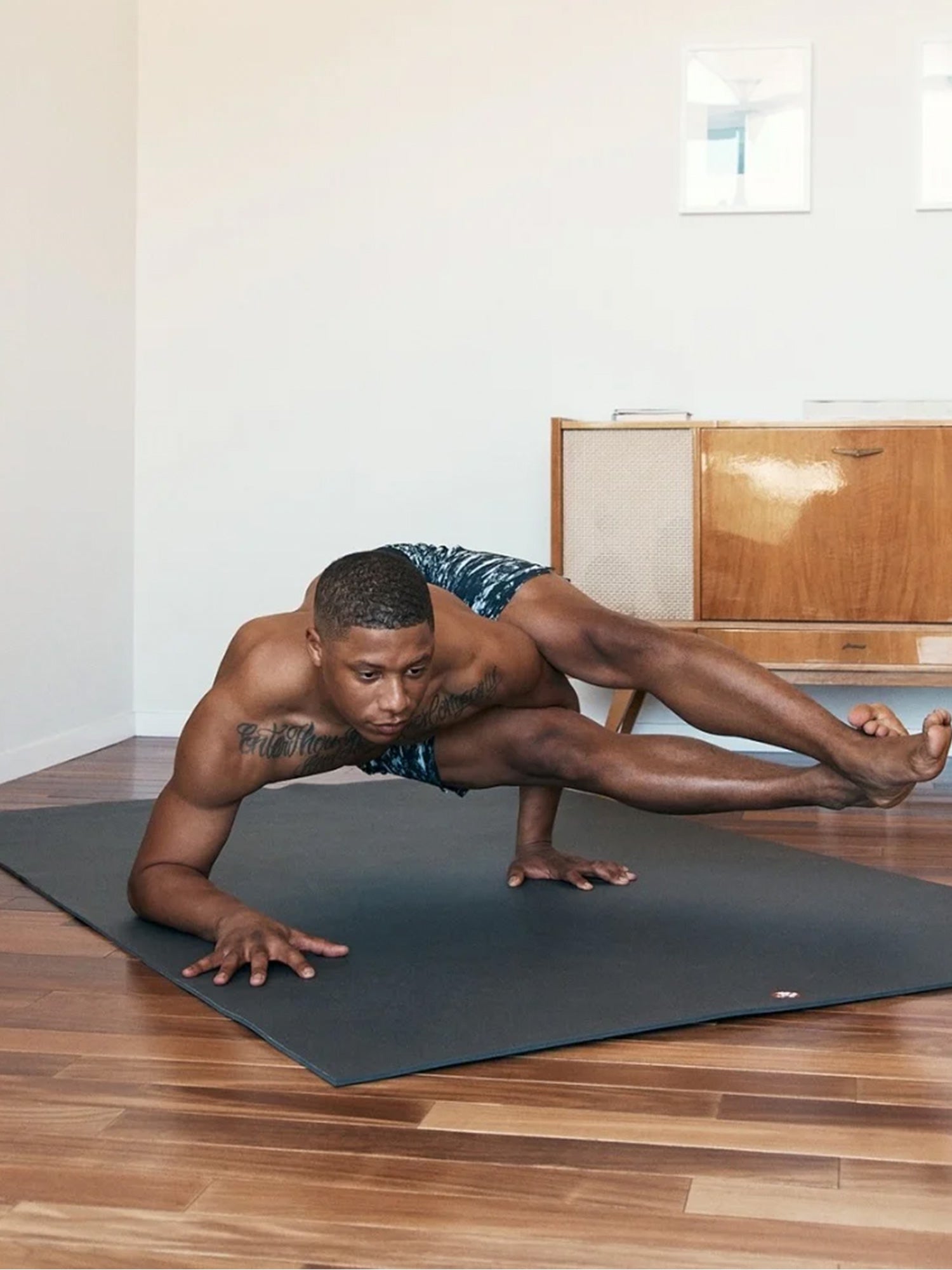 [Manduka] PRO ヨガマット ロング＆ワイド (6mm ／ 132cm×200cm）PRO LONG &amp; WIDE 25FW 幅広 大型 ブラックマット マンドゥカ