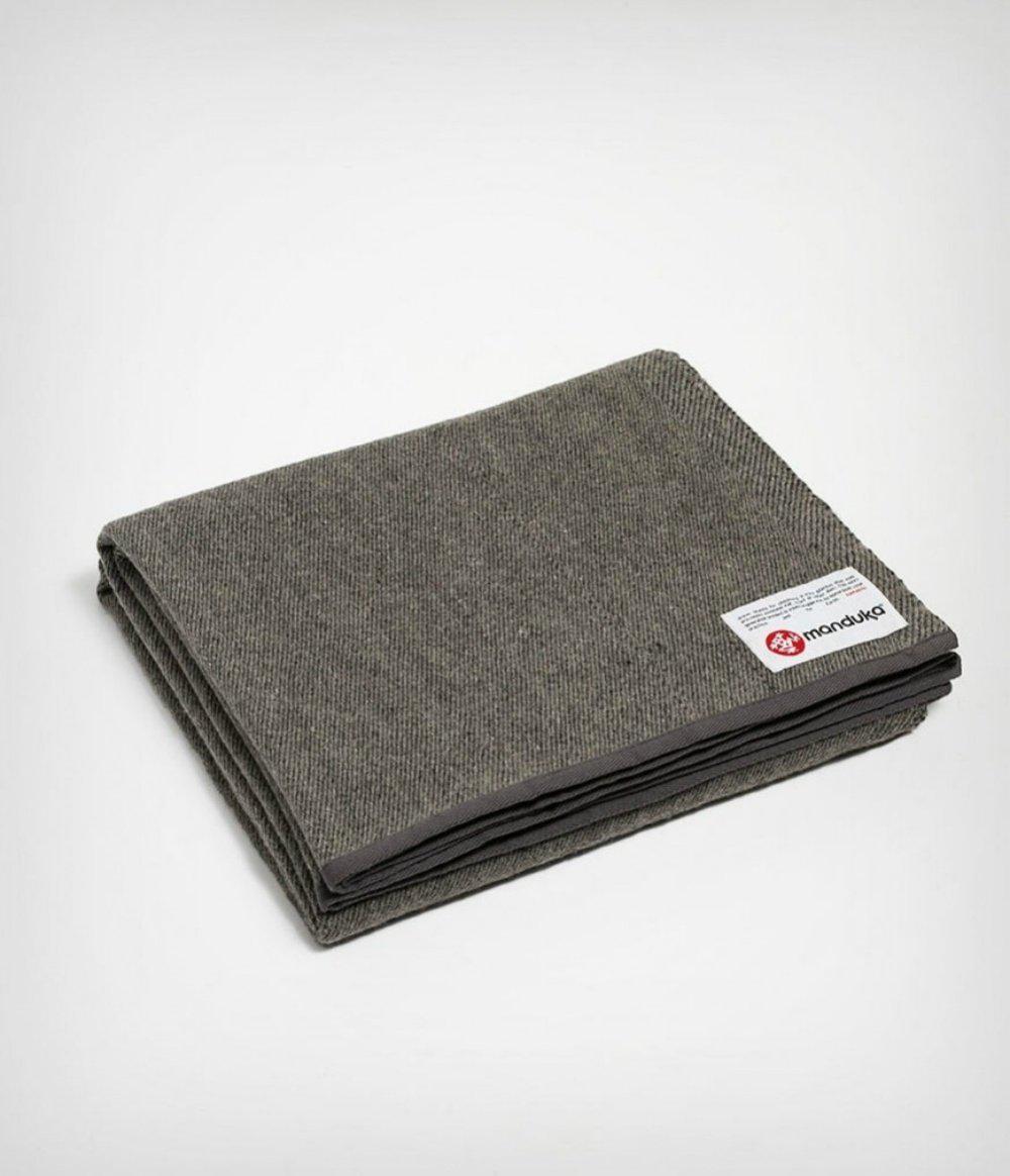 リサイクル ウール ブランケット / RECYCLED TWILL WOOL BLANKET/ セディメント 80_1 -Manduka マンドゥカ ヨガマット ヨガグッズ ヨガウェア ヨガ