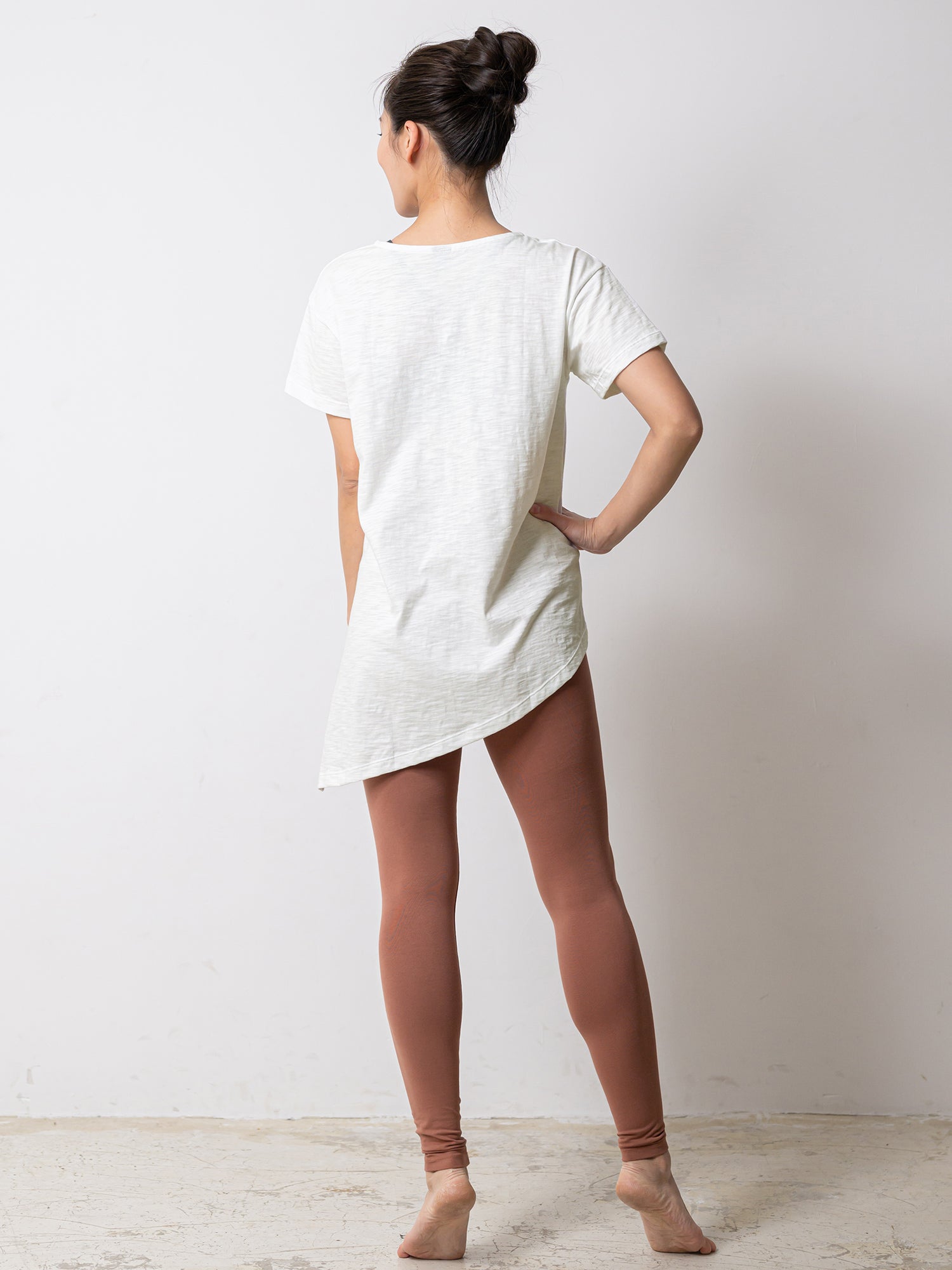 [Loopa] ルーパ 2.0 アシメトリカル 2way Tシャツ Asymetrical 2way Yoga Tee ヨガトップス / ヨガウェア [SOFF]-Puravida! プラヴィダ　ヨガ ピラティス フィットネスショップ