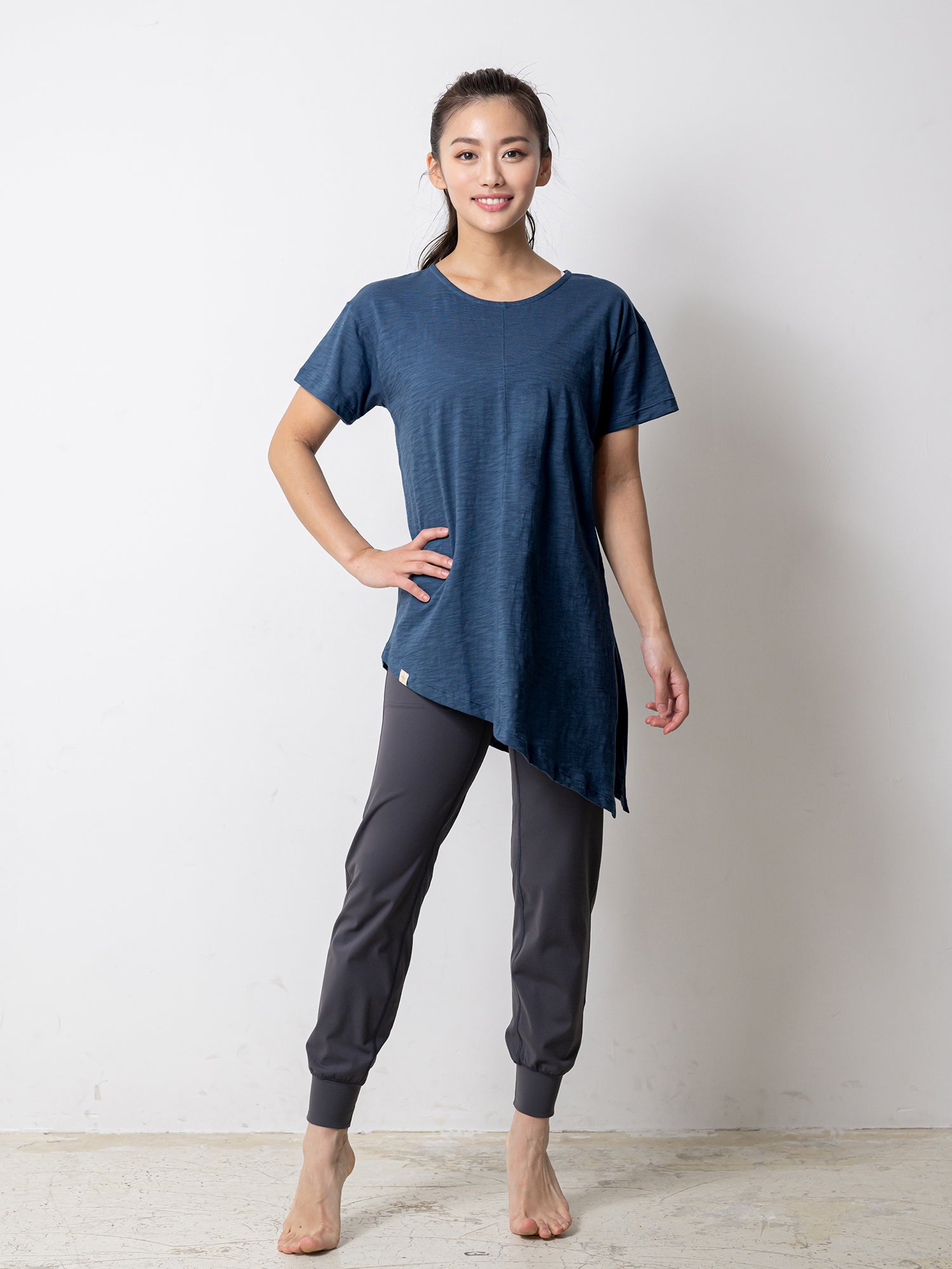 [Loopa] ルーパ 2.0 アシメトリカル 2way Tシャツ Asymetrical 2way Yoga Tee ヨガトップス / ヨガウェア [SOFF]-Puravida! プラヴィダ　ヨガ ピラティス フィットネスショップ