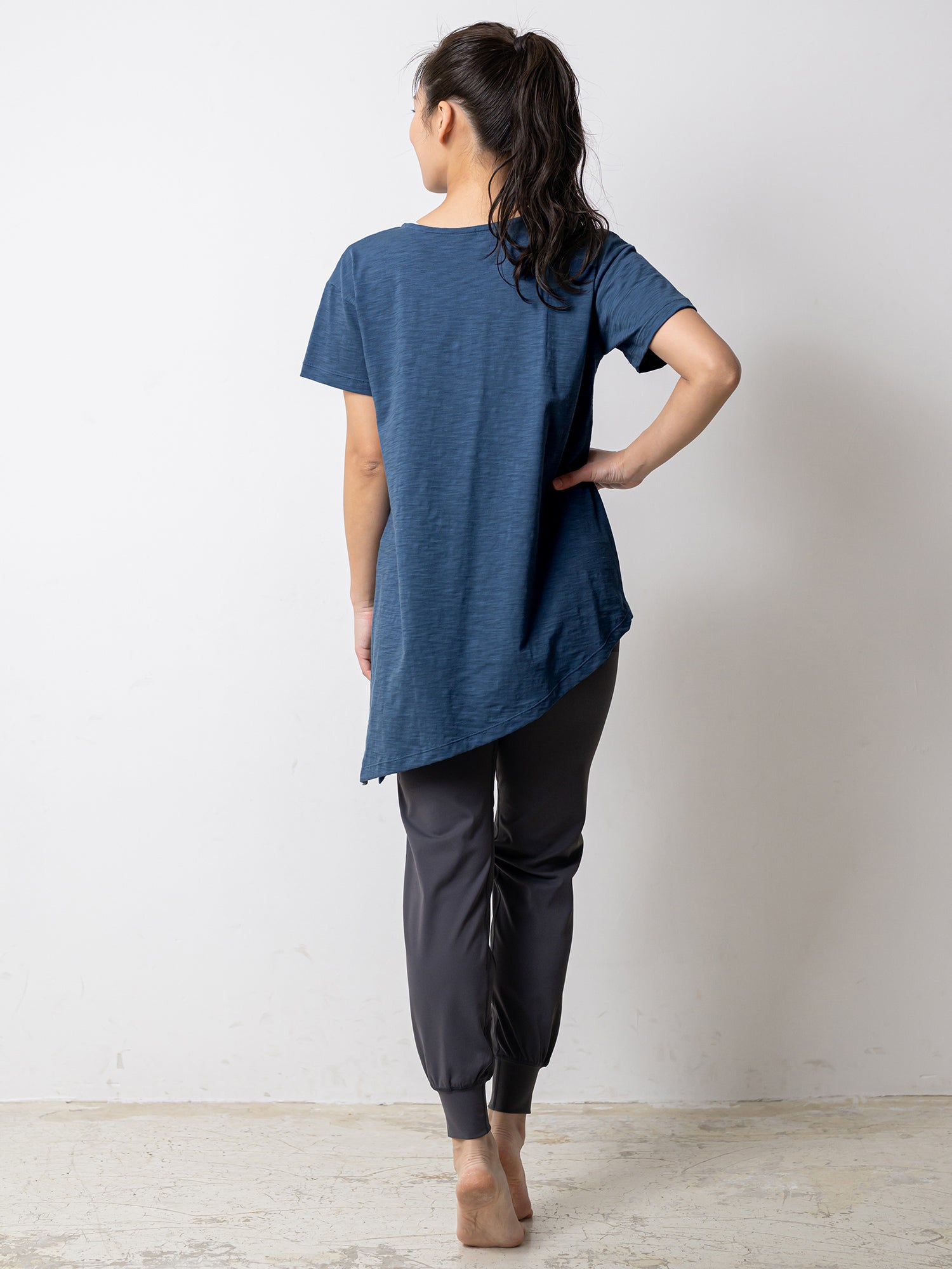 [Loopa] ルーパ 2.0 アシメトリカル 2way Tシャツ Asymetrical 2way Yoga Tee ヨガトップス / ヨガウェア [SOFF]-Puravida! プラヴィダ　ヨガ ピラティス フィットネスショップ