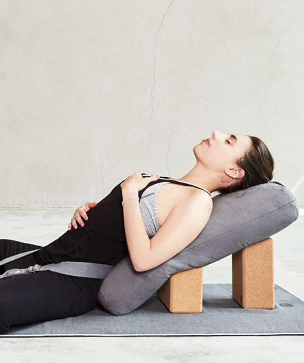 [Manduka] enlight レキュタンギュラー ボルスター ヨガ クッション / enlight bolster-RECTANGULAR マンドゥカ ヨガグッズ 大きいサイズ-Puravida! プラヴィダ　ヨガ ピラティス フィットネスショップ